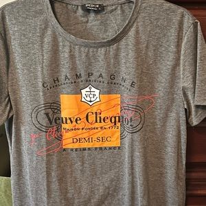 Veuve Clicquot tee size large.  Never worn but washed once and it shrank a bit